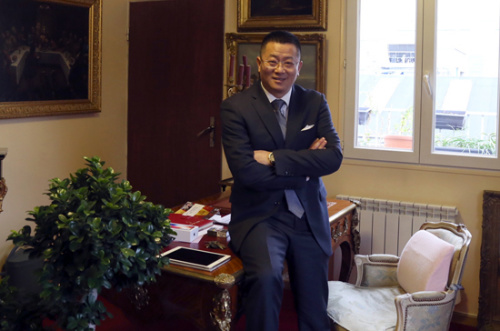 法國忠興集團(tuán)董事長、中歐經(jīng)濟(jì)文化交流協(xié)會(huì)秘書長吳忠認(rèn)為老一輩華商要學(xué)會(huì)“放手”。 