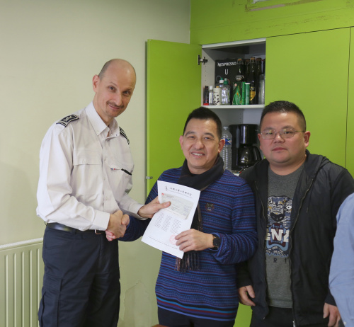 法華工商聯(lián)合會會長戴安友(中)、秘書長張雷(右)代表協(xié)會，將善款送到了赫貢(左)手中。(圖片來源：歐洲時報記者孔帆 攝)