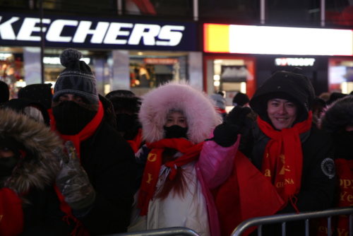 民眾不懼嚴(yán)寒，齊聚時(shí)報(bào)廣場(chǎng)跨年。（美國(guó)《世界日?qǐng)?bào)》/洪群超 攝）