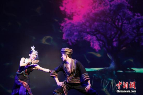 資料圖：當(dāng)?shù)貢r(shí)間2017年2月13日晚，2017“文化中國(guó)·四海同春”北美代表團(tuán)在加拿大溫哥華女王劇院上演大型歌舞劇《傳奇》，為溫哥華華僑華人送上新春祝福。圖為仡佬族歌舞。 <a target='_blank' >中新社</a>記者 余瑞冬 攝