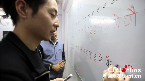 樂(lè)樂(lè)和波波上印地語(yǔ)課。