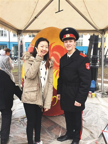 在俄羅斯的節(jié)日慶典活動中，姜若晨(左一)與當(dāng)?shù)剀娦W(xué)生的合影。在她看來，學(xué)子與外國朋友的交往過程中要注重自身形象，傳遞中國微笑。