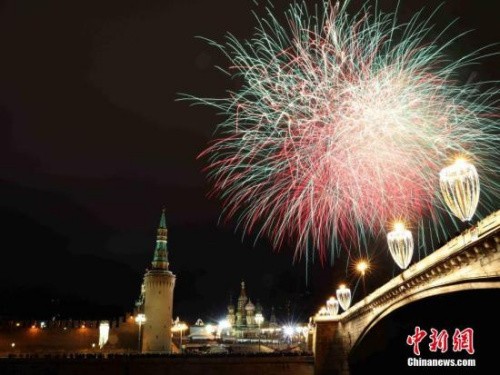 資料圖：2018年1月1日，莫斯科燃放煙花慶祝2018新年。<a target='_blank' >中新社</a>記者 王修君 攝