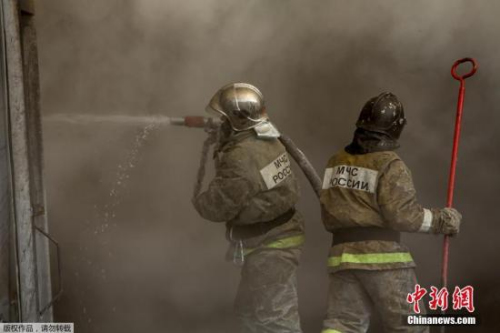 當?shù)貦z方辦公室稱，初步調(diào)查顯示，是鞋廠內(nèi)部電路短路引發(fā)了這場火災。圖為消防員在現(xiàn)場進行滅火工作。
