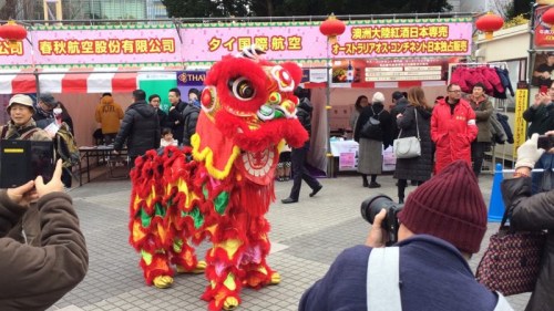 第12屆名古屋“春節(jié)祭”現(xiàn)場，舞獅在備場。（孫旭光 攝）