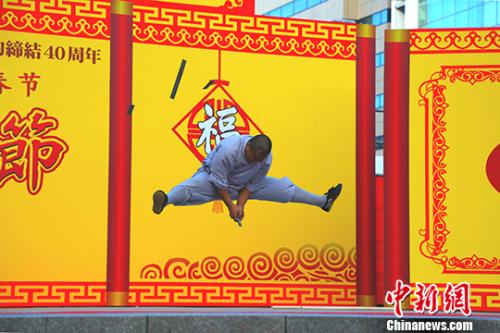 圖為武僧表演“頭碎鋼板”。 <a target='_blank' >中新社</a>記者 呂少威 攝