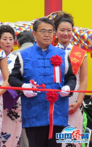 剪彩。