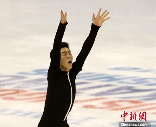 當(dāng)?shù)貢r(shí)間1月4日晚，美國(guó)加州圣荷西，18歲華裔選手陳巍(Nathan Chen)在2018年美國(guó)花樣滑冰錦標(biāo)賽男子短節(jié)目比賽中以104.45分獲得第一。他是世界上首位、也是唯一能在完成五種四周跳的選手，陳巍是2017-2018年度國(guó)際滑冰聯(lián)盟花樣滑冰大獎(jiǎng)賽總決賽金牌得主，被視為平昌冬奧會(huì)美國(guó)隊(duì)奪取男單金牌的希望。<a target='_blank' >中新社</a>記者 劉丹 攝