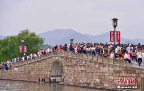 資料圖：國慶長假，大量游客涌入西湖斷橋。<a target='_blank' >中新社</a>記者 李晨韻 攝