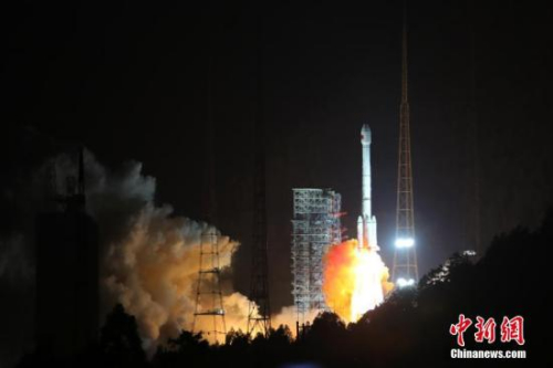 中國在西昌衛(wèi)星發(fā)射中心用長征三號(hào)乙運(yùn)載火箭，以“一箭雙星”方式成功發(fā)射第24顆、第25顆北斗導(dǎo)航衛(wèi)星，開啟北斗衛(wèi)星導(dǎo)航系統(tǒng)全球組網(wǎng)新時(shí)代。<a target='_blank' >中新社</a>發(fā) 王玉磊 攝