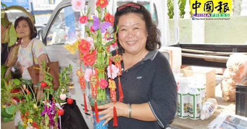 梁依凌：年花非常好賣，很多游客也選購。(馬來西亞《中國報(bào)》/歐盛財(cái) 攝)