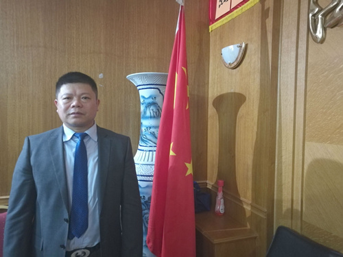 中法友誼互助協(xié)會(huì)會(huì)長(zhǎng)吳時(shí)敏表示，法國(guó)需要把中國(guó)和美國(guó)放在同等重要的位置上，需要進(jìn)一步尋求與中國(guó)的合作。