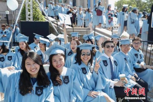 當?shù)貢r間5月17日，哥倫比亞大學畢業(yè)典禮上的中國留學生。當日，紐約哥倫比亞大學在校園舉行畢業(yè)典禮，15000余名學生學成畢業(yè)。 <a target='_blank' >中新社</a>記者 廖攀 攝