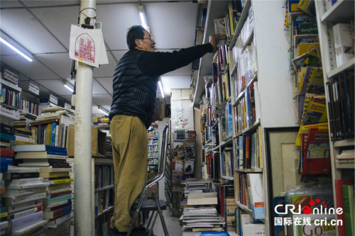 潘立輝在整理圖書。