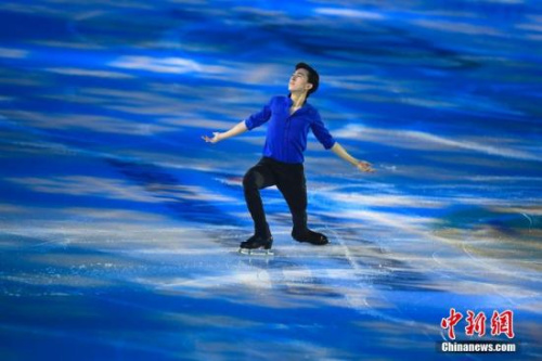 11月5日，2017中國杯世界花樣滑冰大獎賽在北京落幕。在最后的表演賽中，多國選手為現(xiàn)場觀眾獻上精彩表演。圖為美國華裔男單選手周知方。 <a target='_blank' >中新社</a>記者 崔楠 攝