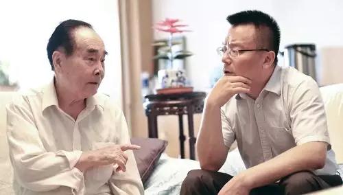 侯云德與程永慶交流。資料圖(光明網(wǎng))