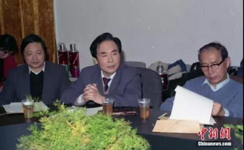 1993年，侯云德院士在中國預(yù)防醫(yī)學(xué)科學(xué)院第三屆第二次學(xué)術(shù)委員會會議上。資料圖