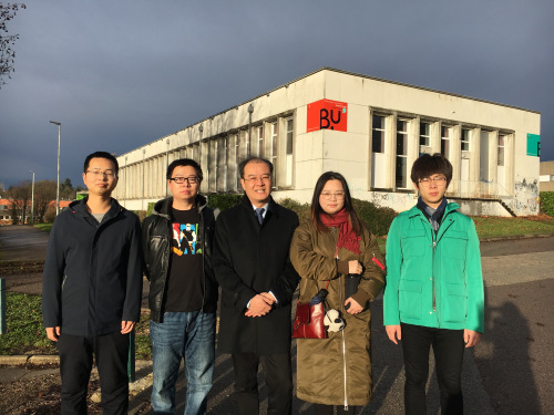 凌軍與留學(xué)生合影。