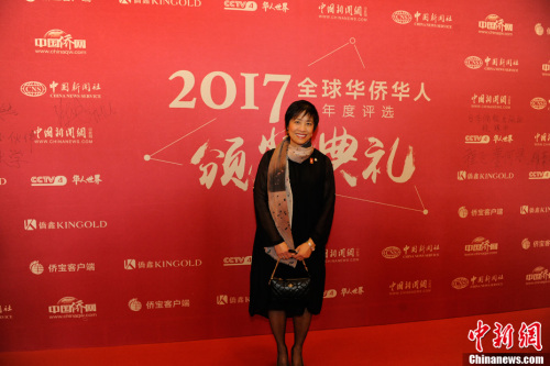 1月10日，由中國新聞社主辦、中國僑網(wǎng)承辦的“2017全球華僑華人年度評(píng)選頒獎(jiǎng)典禮”在北京隆重舉行。全球華僑華人十大新聞評(píng)選已連續(xù)舉辦了16年，受到海內(nèi)外僑界的廣泛關(guān)注。今年，在十大新聞評(píng)選的基礎(chǔ)上，新增了年度新聞人物評(píng)選。圖為加拿大安大略省華裔議員黃素梅亮相紅毯。<a target='_blank'  >中新網(wǎng)</a>記者 富宇 攝