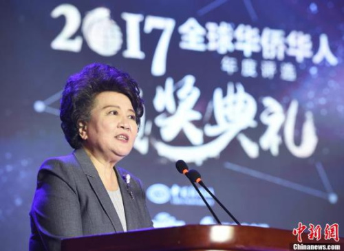 1月10日，由中國(guó)新聞社主辦的“2017全球華僑華人年度評(píng)選”頒獎(jiǎng)典禮在北京舉行，“2017全球華僑華人十大新聞”在現(xiàn)場(chǎng)揭曉，國(guó)務(wù)院僑辦主任裘援平出席頒獎(jiǎng)典禮并致辭。<a target='_blank' >中新社</a>記者 侯宇 攝