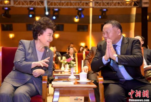 圖為裘援平(左)在典禮會(huì)場(chǎng)與新聞人物當(dāng)選代表、巴拿馬共和國(guó)總統(tǒng)顧問陳國(guó)基交流。<a target='_blank' >中新社</a>記者 侯宇 攝