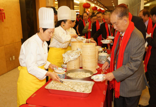 上海風(fēng)味小吃吸引招待會(huì)來(lái)賓。