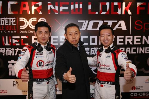 2017年3月23日，汽車(chē)運(yùn)動(dòng)聯(lián)合會(huì)副主席兼秘書(shū)長(zhǎng)萬(wàn)和平與車(chē)隊(duì)選手程飛(右一)、董荷斌合影。