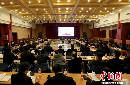 1月10日，“華助中心2018年度工作交流會”在北京舉行，與會代表座談交流。