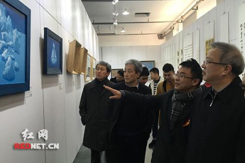 湖南省政協(xié)副主席、省文聯(lián)主席歐陽斌(右一)與出席開幕式的中韓藝術(shù)家、嘉賓、市民一同觀展。