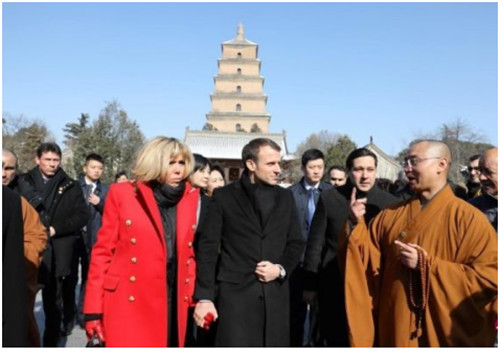 法國總統(tǒng)馬克龍及夫人8日在西安參觀大雁塔。