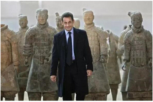 薩科齊與兵馬俑合影。