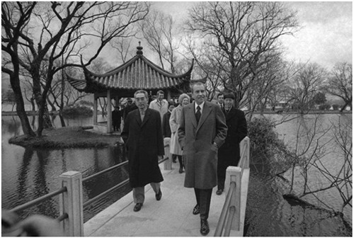1972年，周恩來陪尼克松游覽杭州。