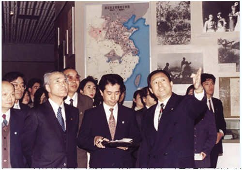 1995年5月，日本首相村山富市(前排右三)訪華，在北京參觀中國人民抗日戰(zhàn)爭紀念館。