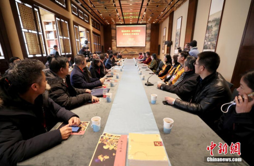 1月9日，“華助中心2018年度工作交流會”在北京舉行。當(dāng)日下午，與會代表在故宮與故宮志愿者交流。“海外華僑華人互助中心”（簡稱“華助中心”）是國務(wù)院僑辦惠僑計(jì)劃之一，目前已在40個(gè)國家和地區(qū)共成立了60家“華助中心”。 <a target='_blank' >中新社</a>記者 張宇 攝