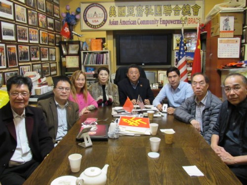 亞總會呼吁，民眾不應輕信自稱中領館人員的詐騙電話。左起為亞總會工作人員陳洽庭、朱立業(yè)、明明、鄭麗瓊、陳善莊、姜書棟、馬棟才、潘力民。(美國《世界日報》/顏嘉瑩 攝)