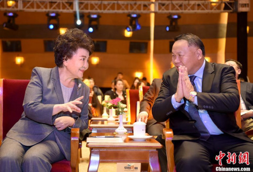 圖為裘援平（左）在典禮會場與新聞人物當(dāng)選代表、巴拿馬共和國總統(tǒng)顧問陳國基交流。<a target='_blank' >中新社</a>記者 侯宇 攝
