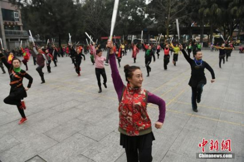 1月12日，重慶沙坪公園里不少老人拿著棒球棍跳起廣場(chǎng)舞。陳超 攝