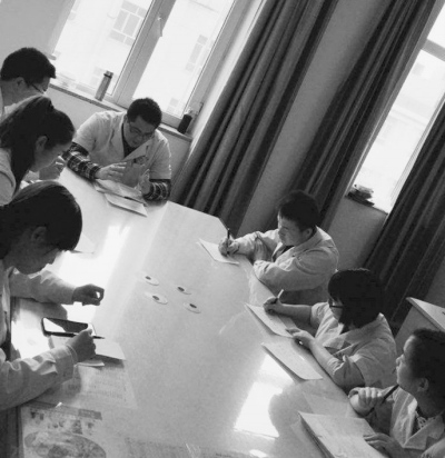 曾仁宏(后中)給新疆奇臺(tái)縣中醫(yī)院針灸科的醫(yī)生傳授業(yè)務(wù)知識(shí)。(圖片資料)