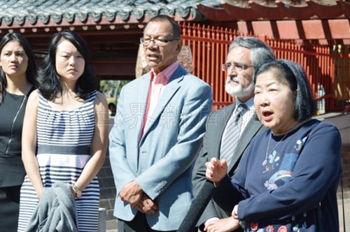 白蘭(右一)生前經(jīng)常在花園角舉辦活動(dòng)，重建花園角的構(gòu)思就是來(lái)自白蘭。(本報(bào)檔案照片：美國(guó)《世界日?qǐng)?bào)》/李秀蘭 攝)