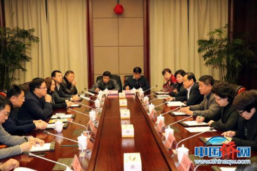“僑務扶貧樺川行”座談會現(xiàn)場?！⌒焖?攝