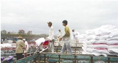 在東興口岸，兩名越南打工者正等著搬運(yùn)貨物。 汪馳超 攝