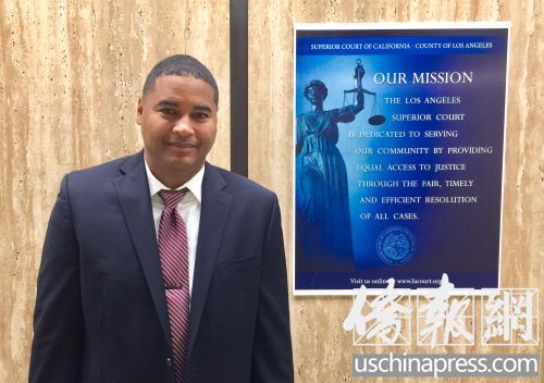 檢察官麥肯尼17日在洛杉磯縣高等法院刑事庭外接受采訪。(僑報(bào)記者邱晨攝)