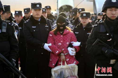 資料圖，陜西省公安機(jī)關(guān)專案組與老撾警方聯(lián)合行動，成功搗毀兩處犯罪窩點，抓獲犯罪嫌疑人63名。<a target='_blank' >中新社</a>記者 張遠(yuǎn) 攝