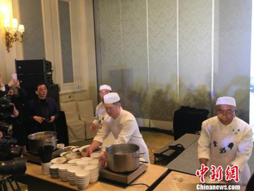 資料圖：牛肉拉面師傅現(xiàn)場(chǎng)展示拉面制作工藝。　邢翀 攝