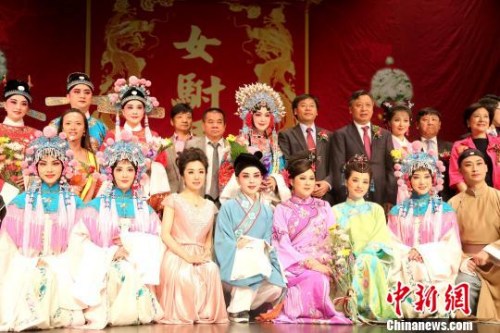 資料圖：安徽省僑辦組織的黃梅戲慰問演出團在美國休斯頓演出。<a target='_blank' >中新社</a>記者王歡 攝