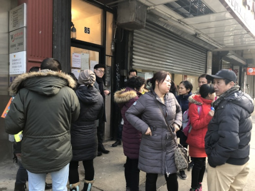 包厘街85號(hào)住戶(hù)于當(dāng)?shù)貢r(shí)間19日，陸續(xù)回到家中拿生活用品。 (美國(guó)《世界日?qǐng)?bào)》)