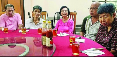 在恩典樂(lè)齡苑院長(zhǎng)邱得意的安排下，王桂枝（中）早前在雙親節(jié)時(shí)與大家共享晚餐。（馬來(lái)西亞《光華日?qǐng)?bào)》）