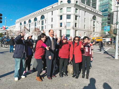不少小區(qū)居民與吳女士(前排右一)在舊金山高等法院門(mén)外慶祝這場(chǎng)階段性的判決“勝利”。(美國(guó)《世界日?qǐng)?bào)》/黃少華 攝)。