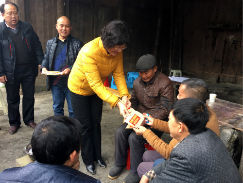 致公黨中央副主席呂彩霞(左三)在酉陽縣車田鄉(xiāng)清明村慰問貧困家庭。(潘之源攝)
