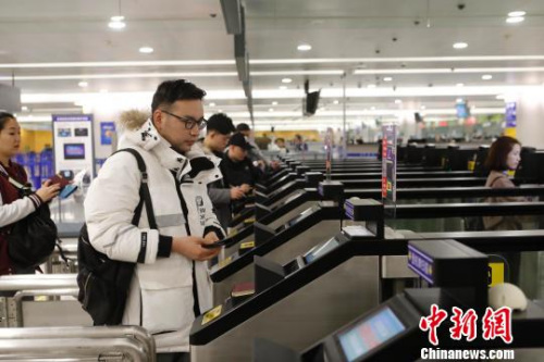 資料圖：旅客在浦東機(jī)場(chǎng)T2航站樓出境大廳內(nèi)掃登機(jī)牌、刷護(hù)照、按指紋拍照片，10多秒就能自助出境通關(guān)?！∫罅⑶凇z